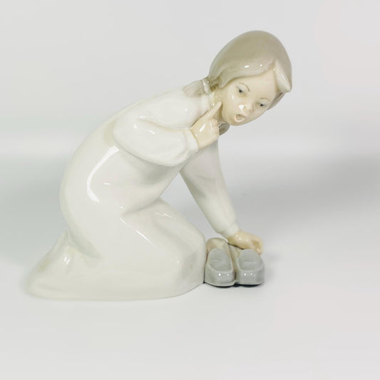 Retired VTG Lladro’ Little Girl With Slippers Porcelain Figurine Made 1977 -1984