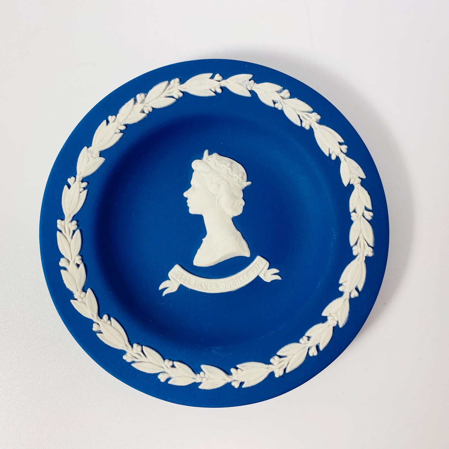 Set of 2  DkBlue Wedgwood Queen Elizabeth & Duke Edinburgh Silver Jubilee Plates