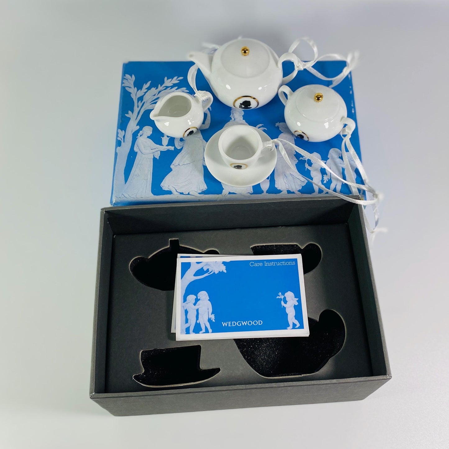 RARE !Wedgwood Cameo Tea Set in White4 decorative ornaments: Mini Set Christmas