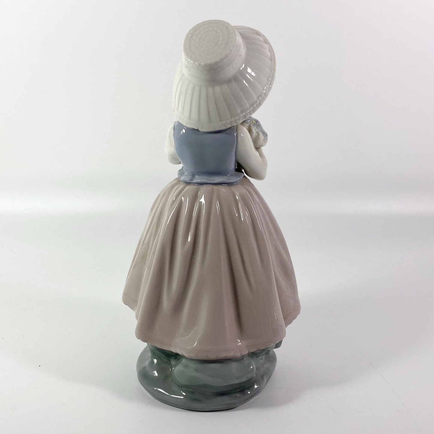 Lladro Nao Porcelain Figurine Titled Girl With Bouquet 8' inches, Retired Spain