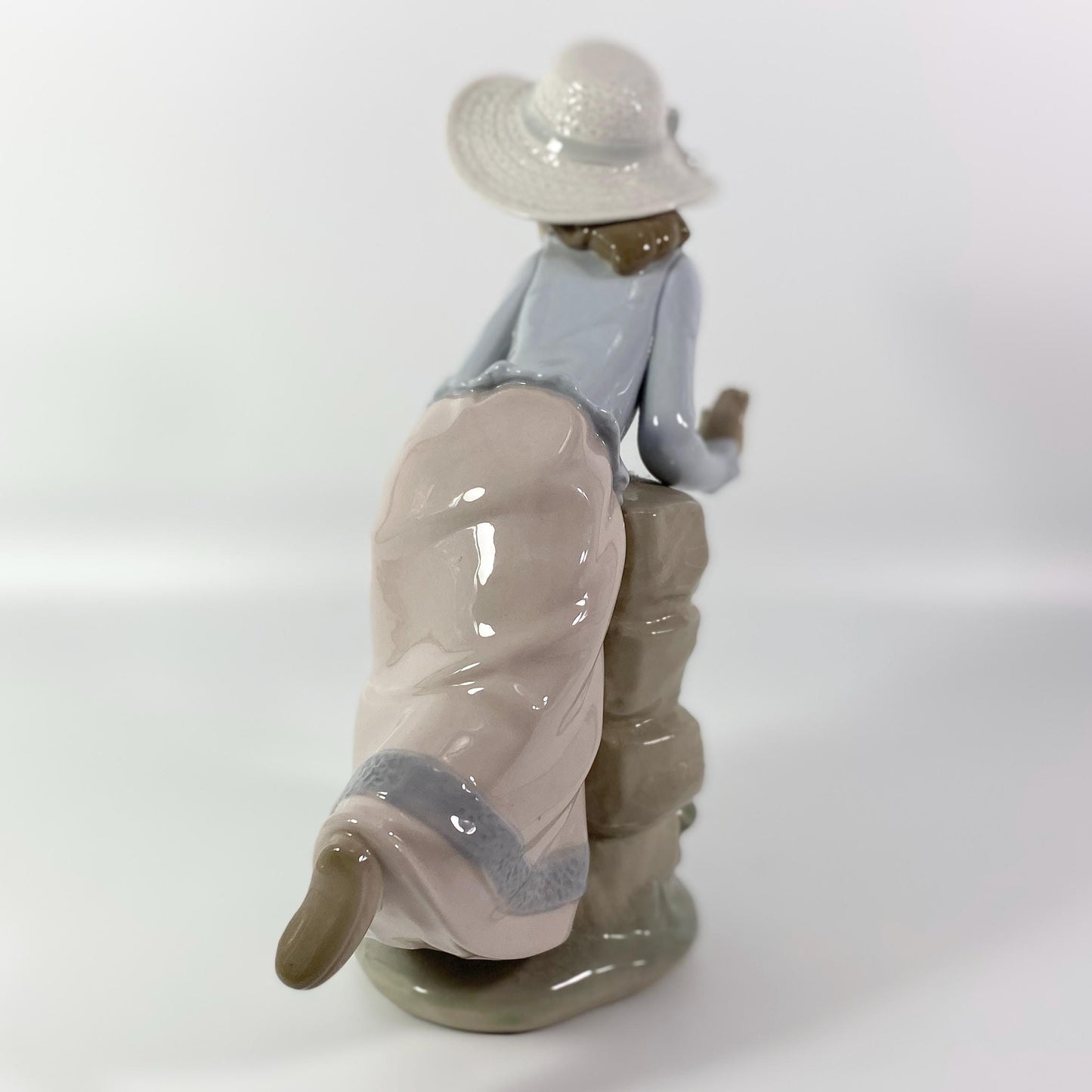 Lladro Nao Girl searching for her Puppy large 8 inches figurine