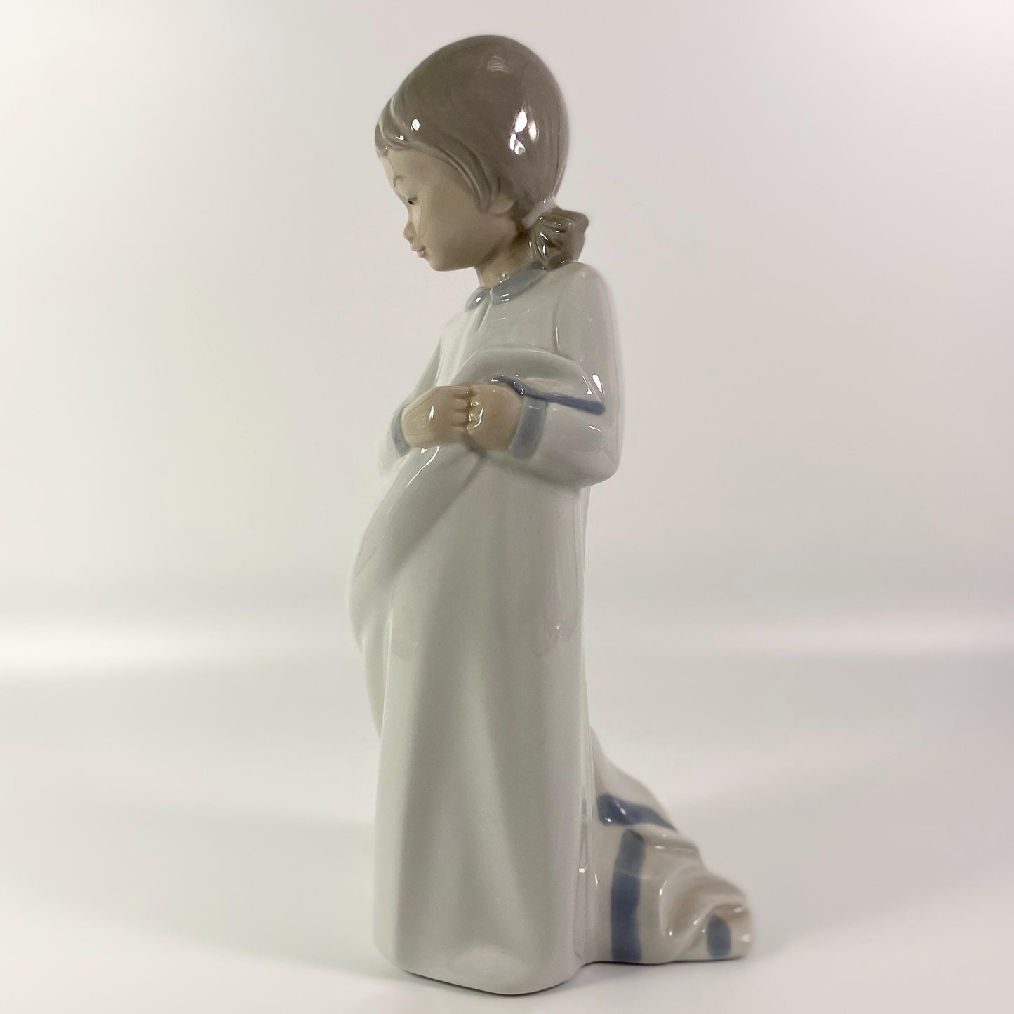 Lladro Nao Girl with her Comfort Blanket large 10 in figurine