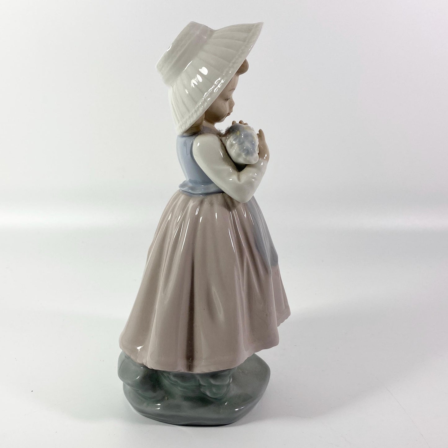 Lladro Nao Porcelain Figurine Titled Girl With Bouquet 8' inches, Retired Spain