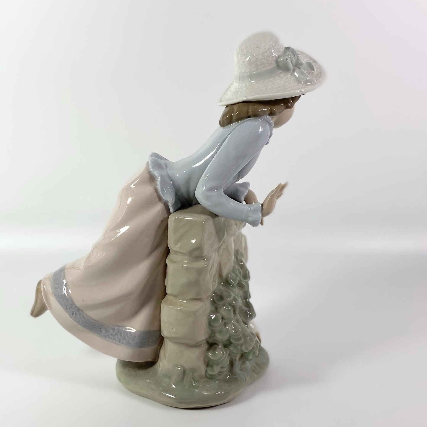 Lladro Nao Girl searching for her Puppy large 8 inches figurine