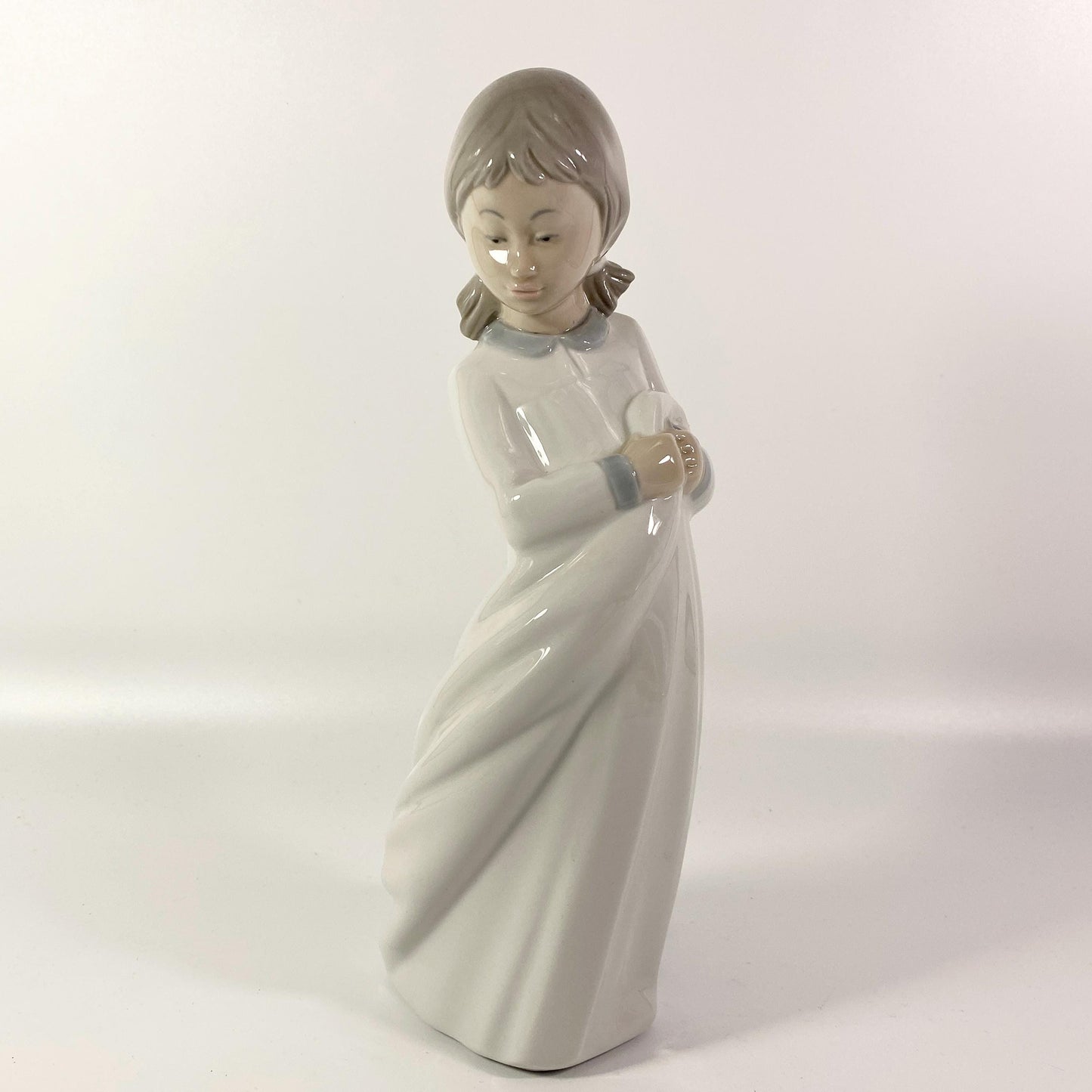 Lladro Nao Girl with her Comfort Blanket large 10 in figurine