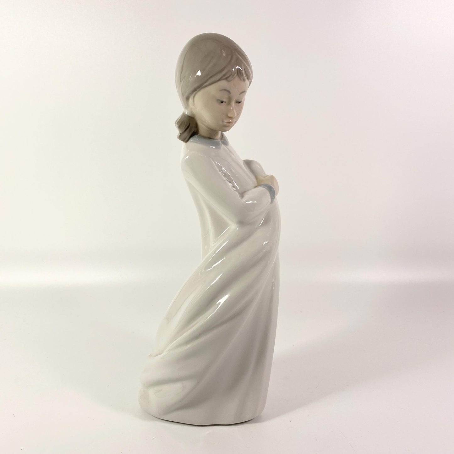 Lladro Nao Girl with her Comfort Blanket large 10 in figurine