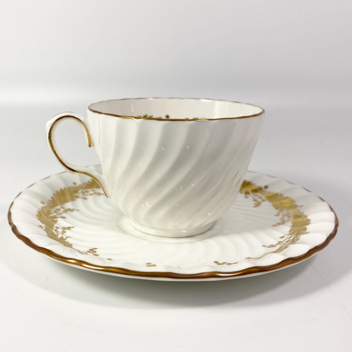 RARE !! 1939 Aynsley England KENT Tea cup saucer set 8170 Gold leaves swirl rim