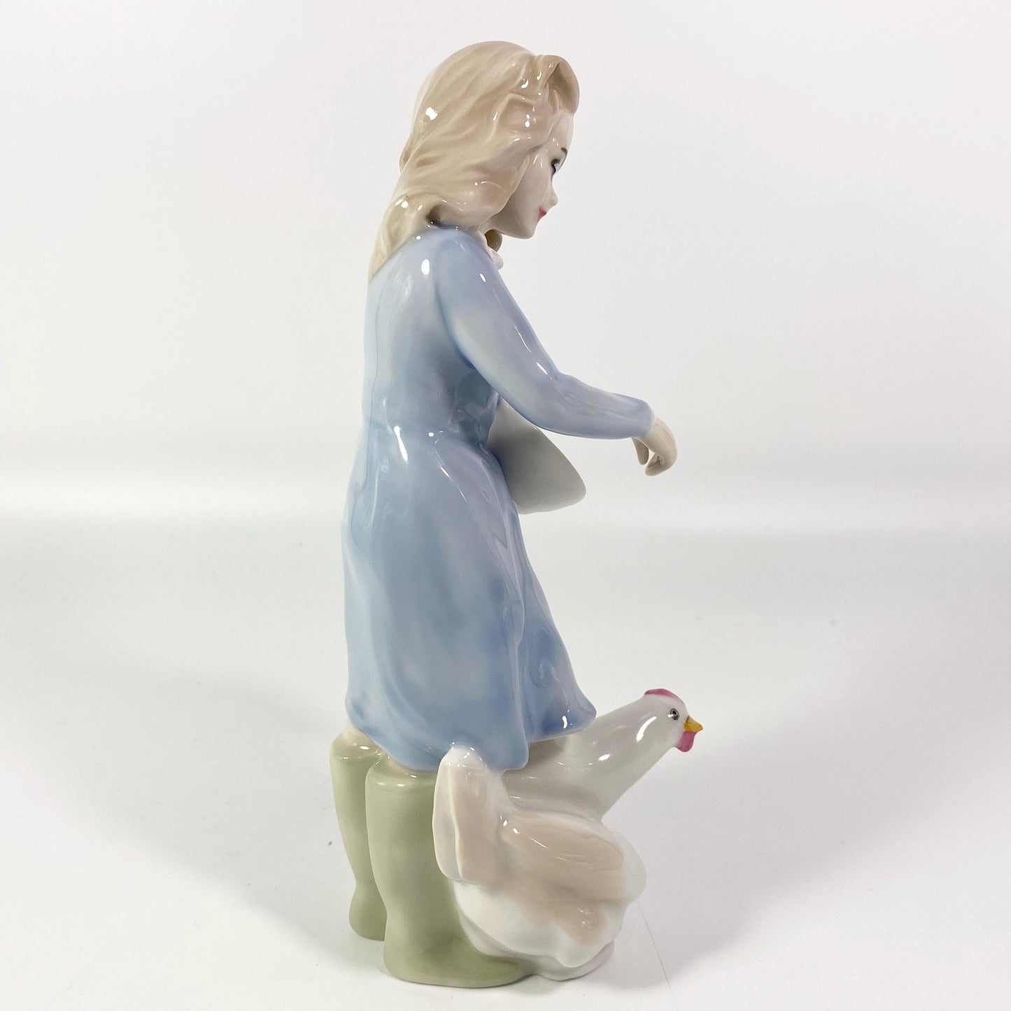 Royal Doulton Reflections Country Girl HN 3051 feeding chicken Figurine 1986