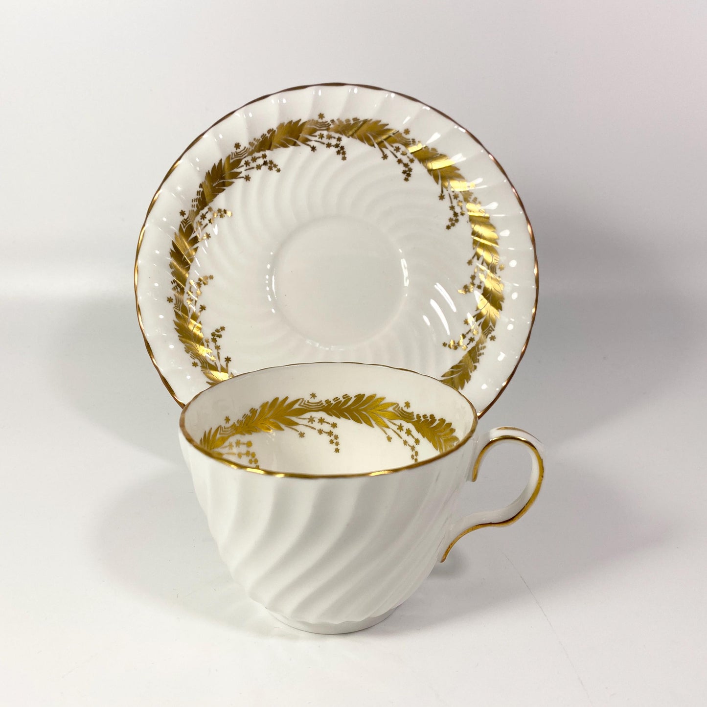 RARE !! 1939 Aynsley England KENT Tea cup saucer set 8170 Gold leaves swirl rim