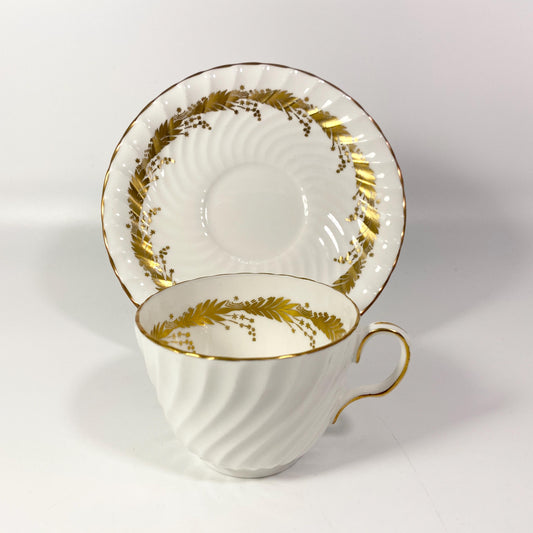 RARE !! 1939 Aynsley England KENT Tea cup saucer set 8170 Gold leaves swirl rim