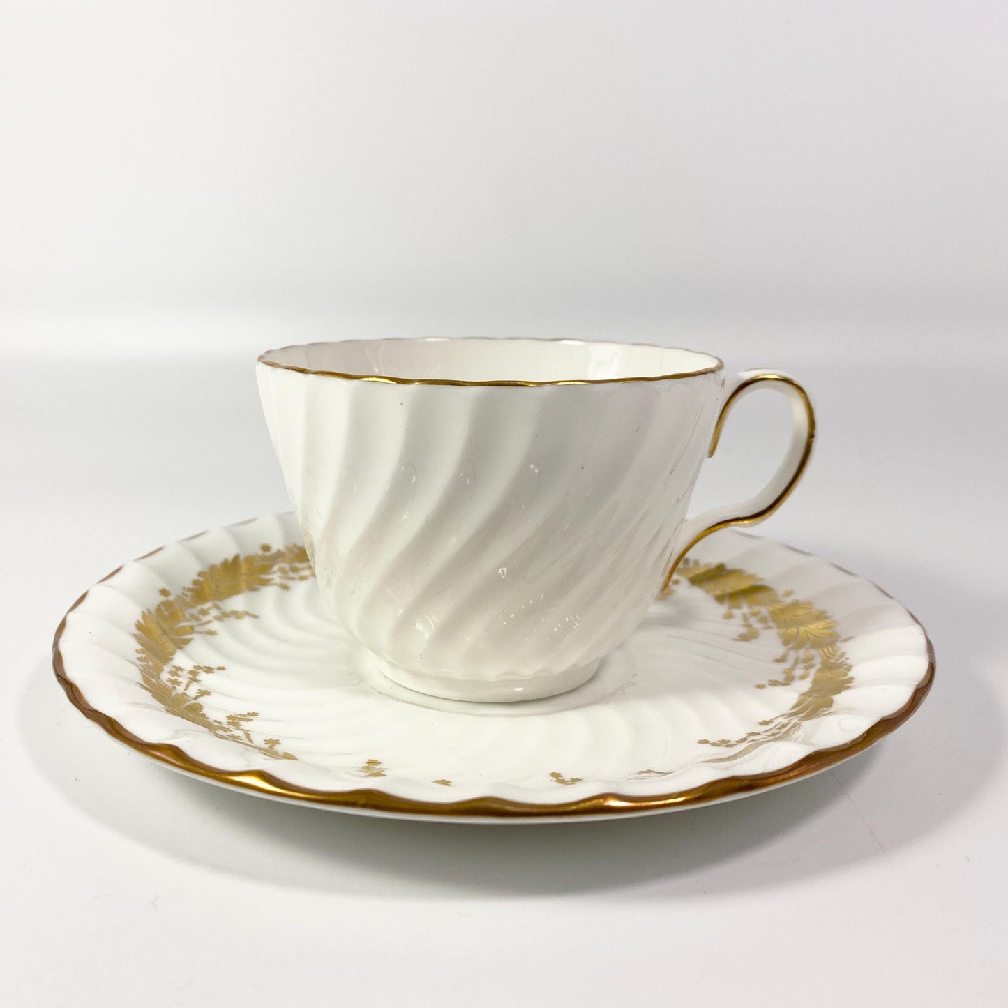 RARE !! 1939 Aynsley England KENT Tea cup saucer set 8170 Gold leaves swirl rim