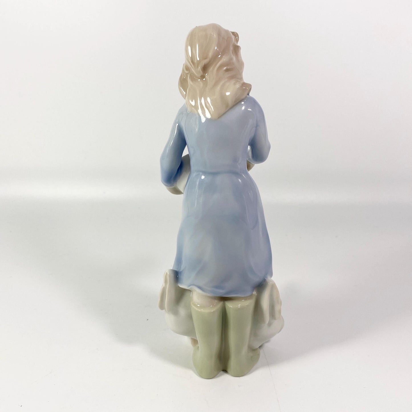Royal Doulton Reflections Country Girl HN 3051 feeding chicken Figurine 1986