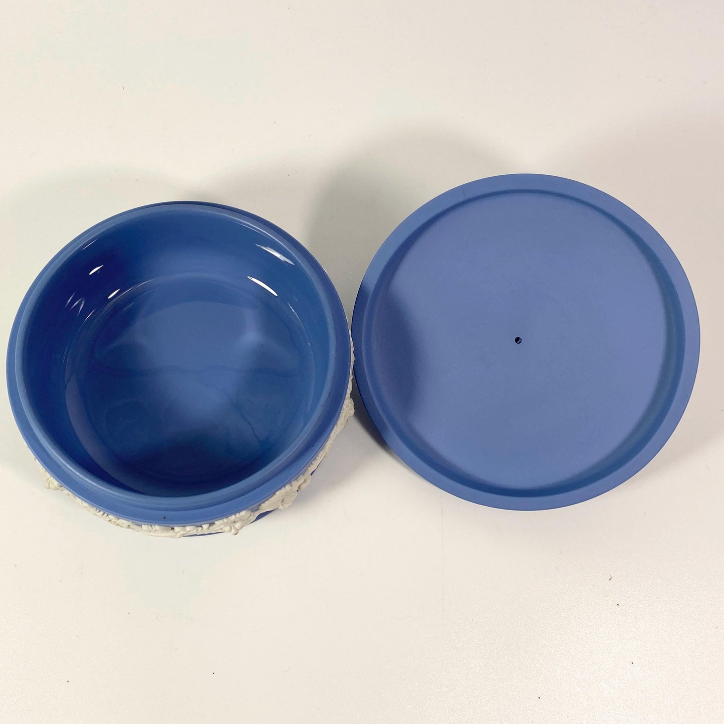Wedgwood Blue Jasperware Grape Vine 5" Round Trinket Box with Lid, 1975 England