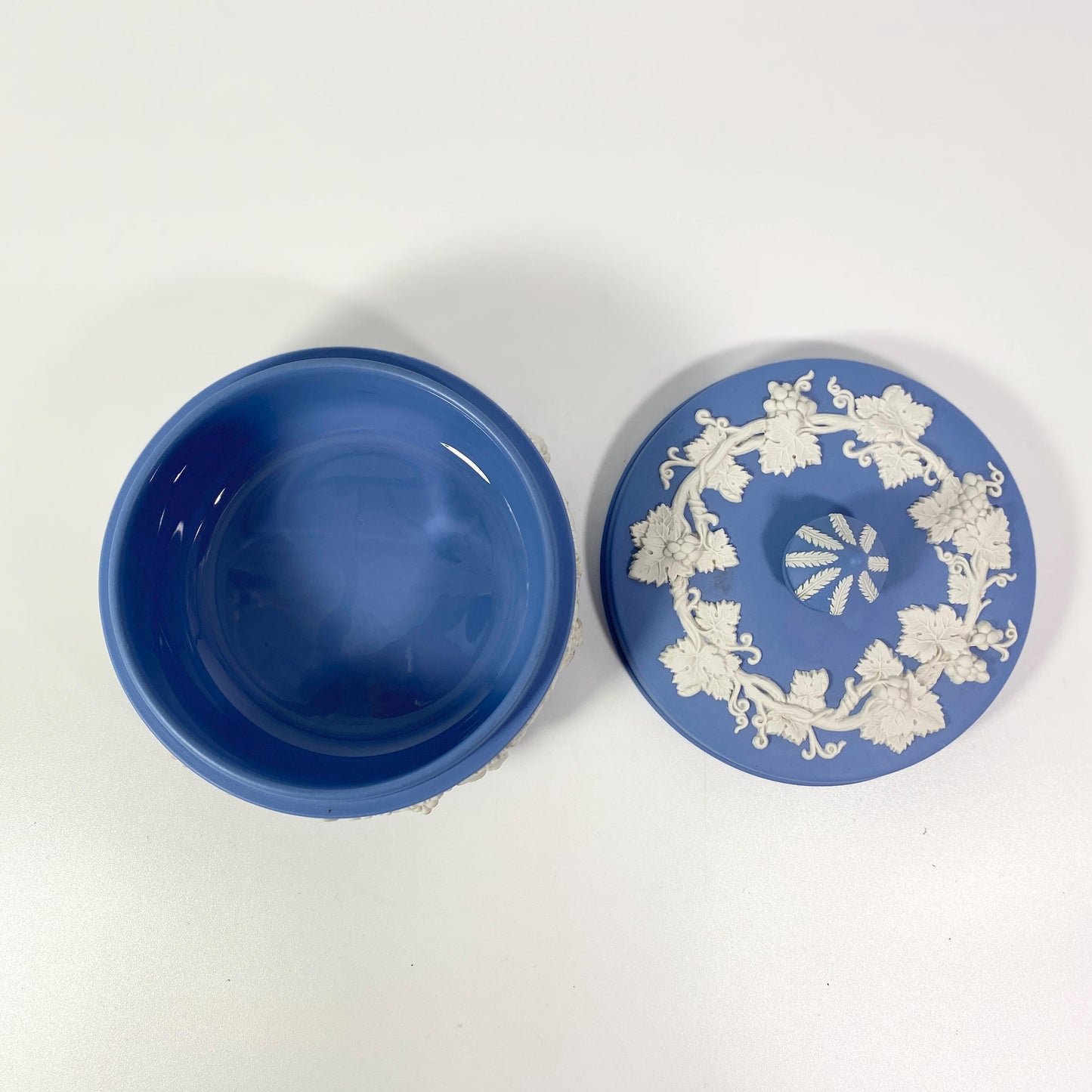 Wedgwood Blue Jasperware Grape Vine 5" Round Trinket Box with Lid, 1975 England