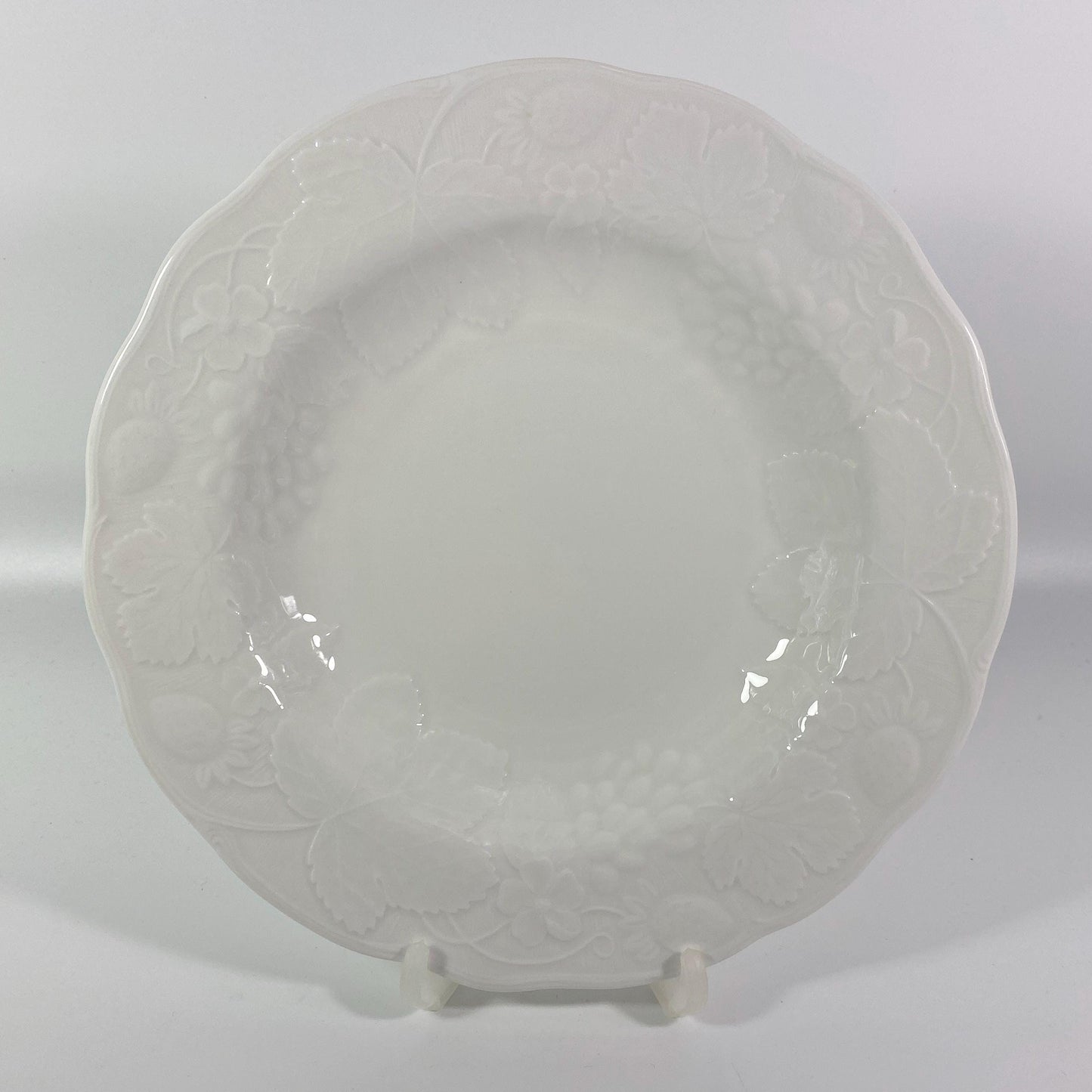 Extremely RARE !! Wedgwood Strawberry and Vine Rim Soup Bowl White 9"