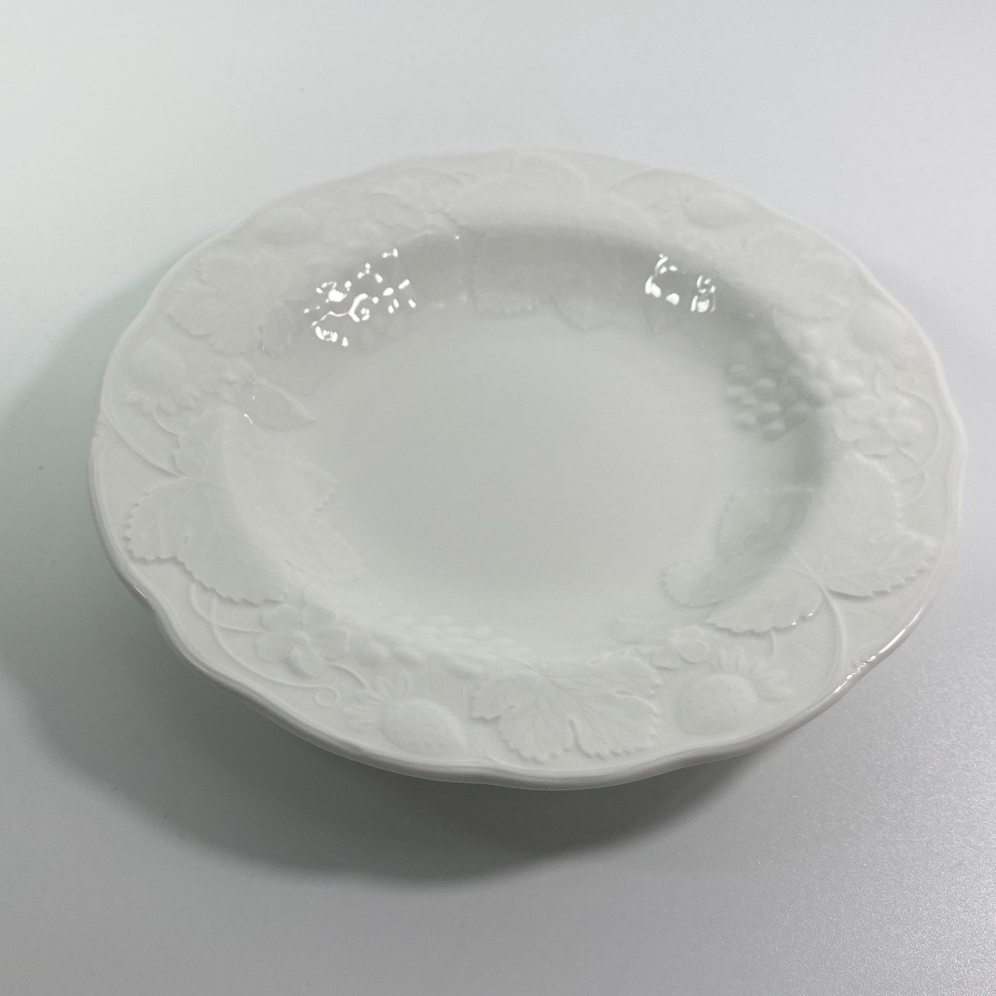 Extremely RARE !! Wedgwood Strawberry and Vine Rim Soup Bowl White 9"