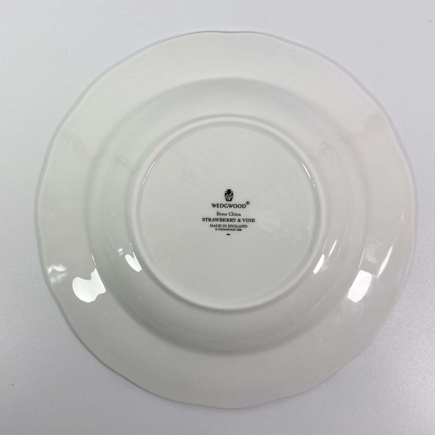 Extremely RARE !! Wedgwood Strawberry and Vine Rim Soup Bowl White 9"