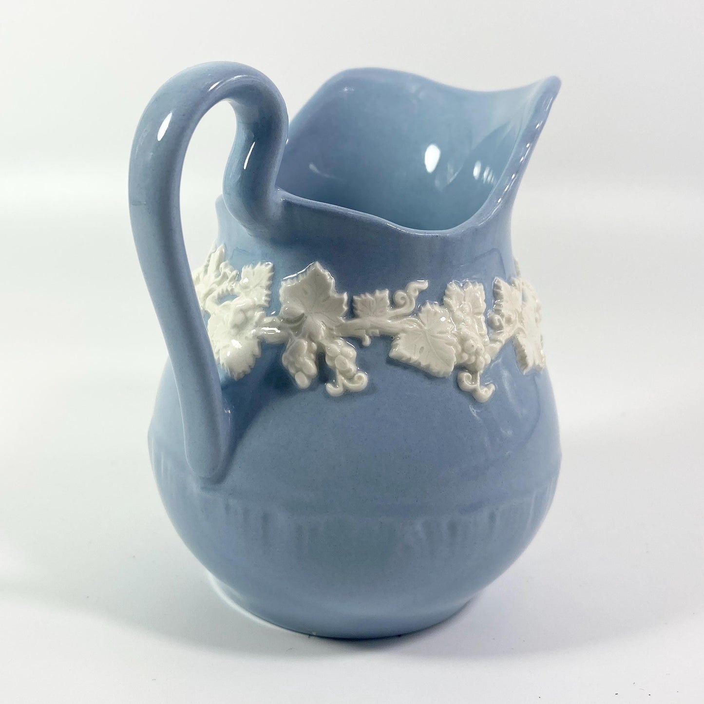 1950s Wedgwood Queens ware Cream On Lavender Creamer Shell Pattern
