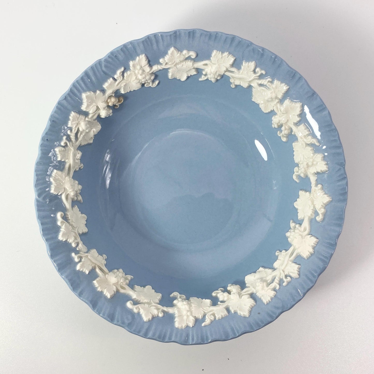 1950s wedgwood Queensware Blue shell edge round 6" inch bowl