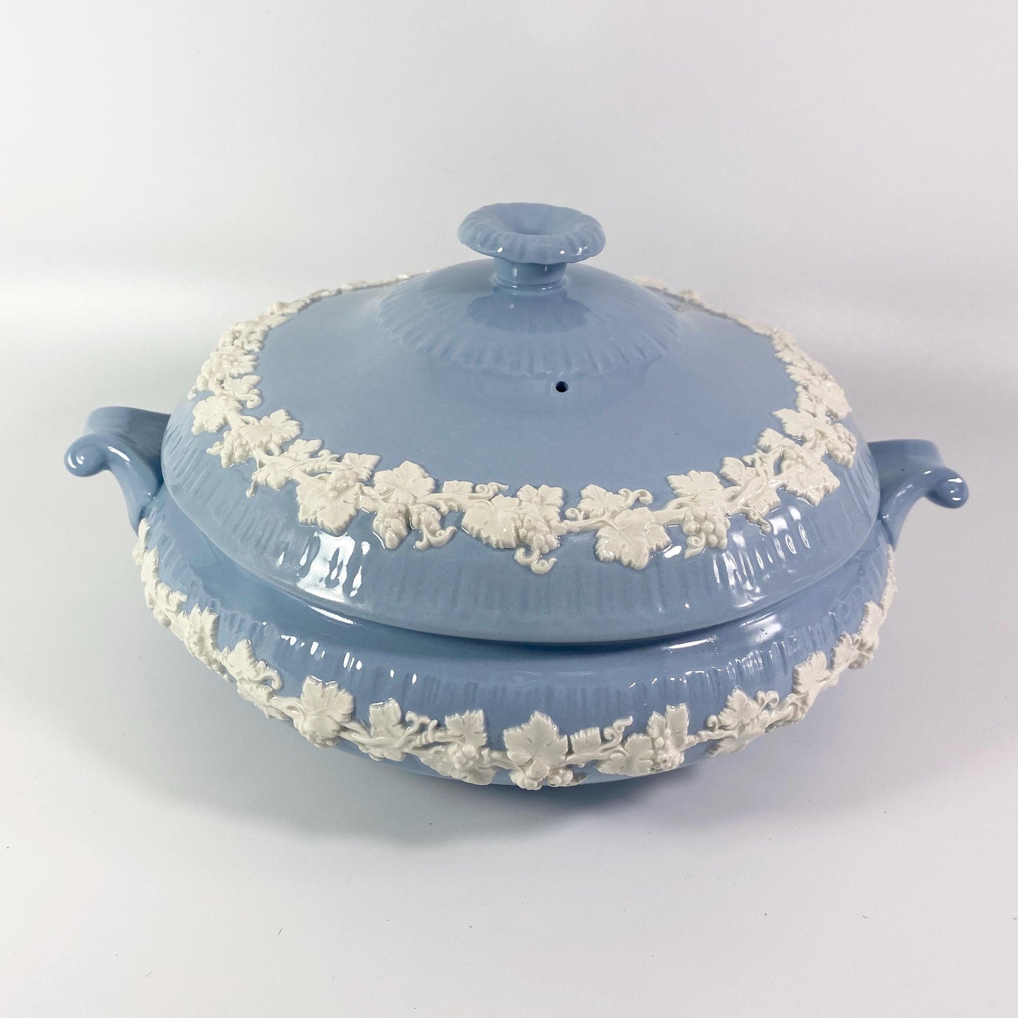 1950s RARE Wedgwood blue Etruria Barlaston blue Queensware tureen shell edge