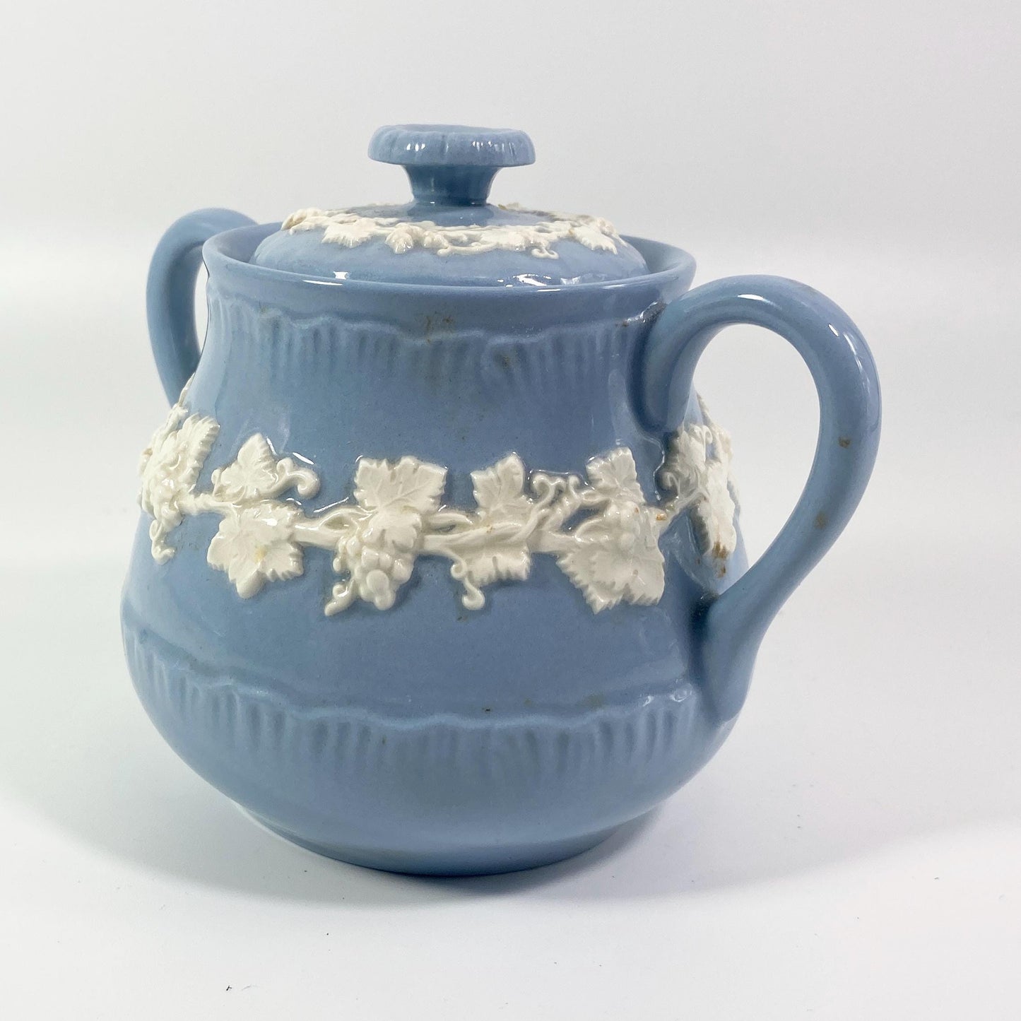 1950s Wedgwood Queensware shell edge Sugar Bowl Embossed lidded