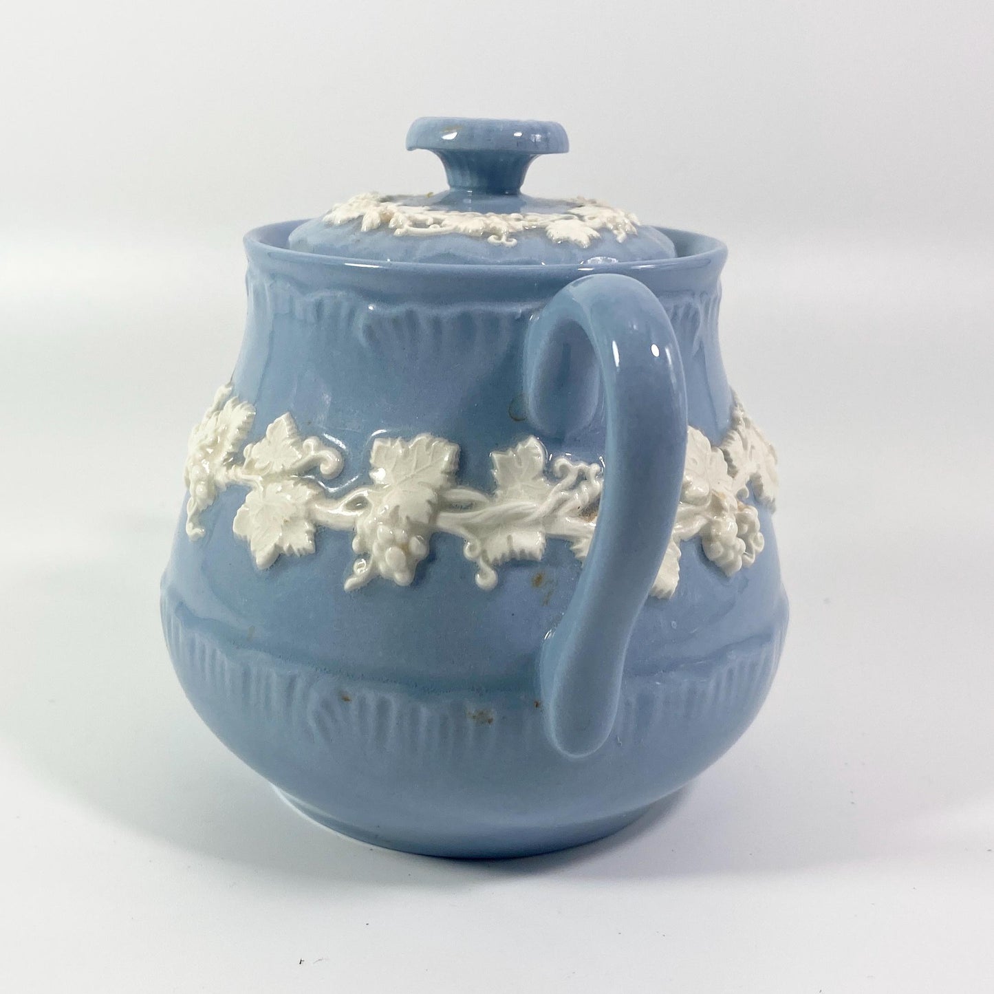 1950s Wedgwood Queensware shell edge Sugar Bowl Embossed lidded