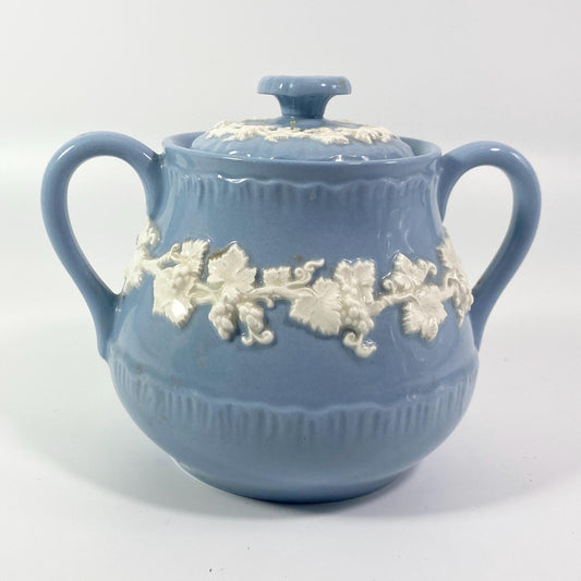 1950s Wedgwood Queensware shell edge Sugar Bowl Embossed lidded
