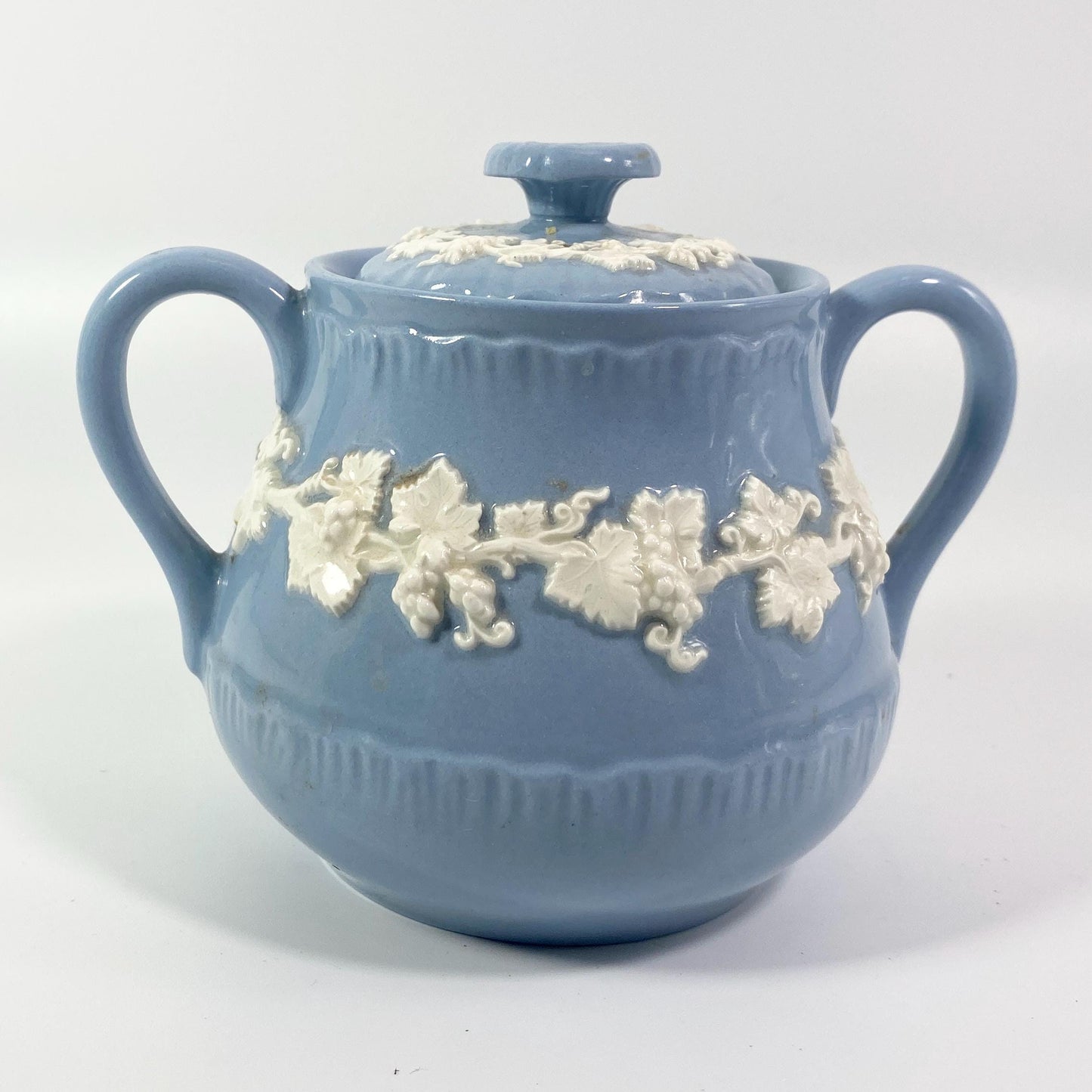 1950s Wedgwood Queensware shell edge Sugar Bowl Embossed lidded